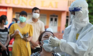 Cơ quan chức năng lấy mẫu xét nghiệm cho người tỉnh Bắc Giang