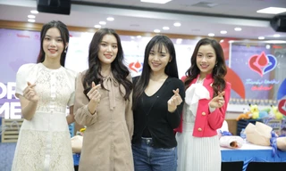 Bốn người đẹp Hoa hậu Việt Nam tham gia Chủ nhật Đỏ tại SamSung Việt Nam