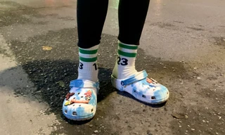 Giới trẻ sáng tạo với muôn kiểu đi dép kết hợp tất