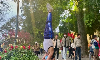 Cụ ông 84 tuổi 'trồng cây chuối' bên bờ Hồ khiến thanh niên trầm trồ 