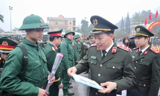 Thứ trưởng Bộ Công an tặng quà, động viên các tân binh lên đường nhập ngũ