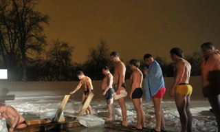 50.000 người tắm dưới băng tuyết