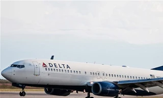 Bé 9 tuổi đi lậu máy bay 2.400 km