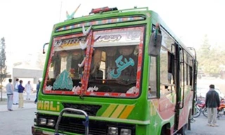 Tấn công xe buýt, xả súng bắn chết 13 người