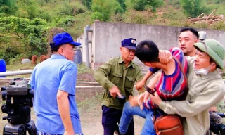 Phóng viên đi tác nghiệp cùng hai cán bộ huyện vẫn bị hành hung