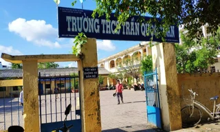 Giáo viên lên mạng tố trường thu sai, hiệu trưởng bị kiểm điểm