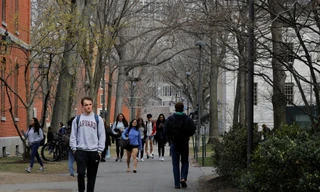 Mỹ tạm dừng cấp vốn liên bang: Học bổng du học Mỹ và nghiên cứu bị ảnh hưởng ra sao?