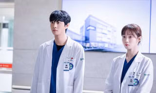 "Người Thầy Y Đức 3" tập 1: Sư phụ Kim tái xuất, cặp đôi Woo Jin - Eun Jae về chung nhà