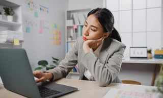 Vì sao ngày càng có nhiều người trẻ Trung Quốc sớm tối ra đường chỉ để giả vờ đi làm? 