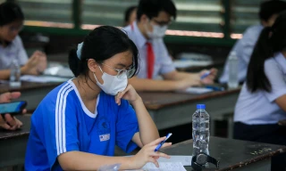 Sĩ tử 2K8 TP.HCM mong ngóng điểm thi tuyển sinh vào lớp 10