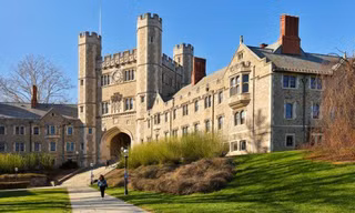 Tiếng Việt được giảng dạy tại hai trường thuộc Top 100 Đại học tốt nhất thế giới