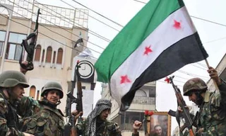 Lính Syria đào ngũ, gia nhập lực lượng chống chính phủ ở thành phố Homs của Syria Ảnh: AP