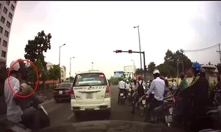 Mercedes truy đuổi, húc văng 2 tên cướp