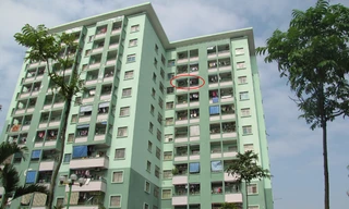 Bố mẹ đi vắng, bé bốn tuổi rơi từ tầng chín chết thảm