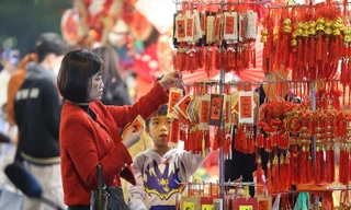 Phố Hàng Mã 'thay áo mới' đón Tết nguyên đán