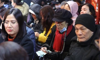 Cầm xấp tiền, xếp hàng từ tinh mơ mua vàng ngày vía Thần tài