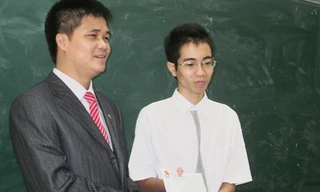 Bí thư Thành Đoàn Hà Nội Ngọ Duy Hiểu trao học bổng cho Nguyễn Trung Hiếu