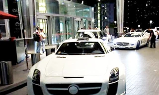 Clip Mercedes SLS AMG đặc biệt tại 'dạ tiệc' xe màu trắng
