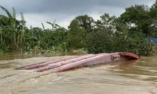 3 người trên tàu cát bị lật ở sông Hồng được CSGT cứu kịp thời