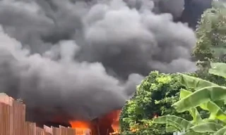 Cháy nhà xưởng thu mua phế liệu ở Hà Nội, khói lửa ngùn ngụt