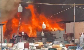 Cháy ngùn ngụt tại khu lán tạm gần đường Kim Giang - Nghiêm Xuân Yêm