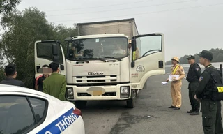 Tài xế cùng ba người đàn ông dừng xe trên cao tốc đánh bạc