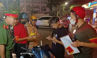 CSGT phối hợp lực lượng hóa trang xử lý loạt 'quái xế' ở Hà Nội 