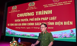 Bộ Công an tuyên truyền pháp luật, tặng quà gia đình chính sách tại Điện Biên