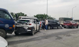 Tai nạn liên hoàn giữa 6 ô tô trên phố ở Hà Nội