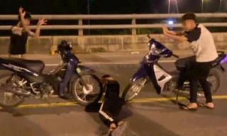 Xử phạt nam sinh lớp 10 cùng bạn dừng xe, tạo dáng nằm chụp ảnh trên cầu vượt