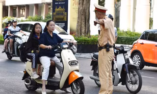 Hà Nội: Nhiều phụ huynh vẫn chủ quan không đội mũ bảo hiểm cho con em khi đi xe máy