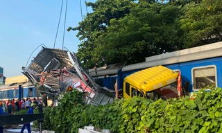 Hà Nội: Xe tải bị tàu hỏa kéo lê, hư hỏng nặng sau va chạm 
