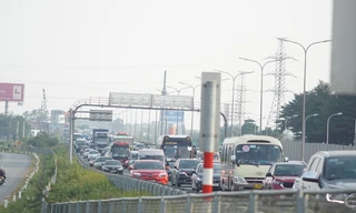 Ô tô ùn dài hàng cây số ở lối ra cao tốc Pháp Vân - Cầu Giẽ ngày cuối nghỉ lễ
