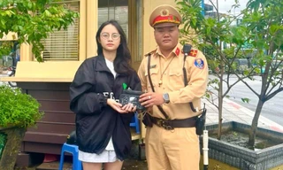 Cô gái trẻ bất ngờ khi CSGT liên hệ trao trả túi xách đánh rơi trên đường