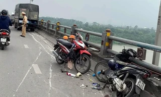 Xe tải lao vào dải phân cách cầu Thanh Trì, hai người đi xe máy gặp họa