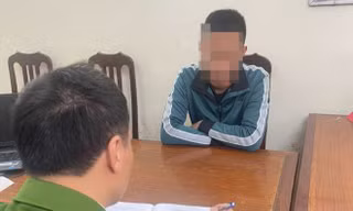 Tài xế ô tô 'tung cước' đạp ngã người đi xe máy trên phố khai gì?