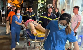 Người phụ nữ phơi quần áo, ngã từ tầng 4 xuống mái nhà hàng xóm