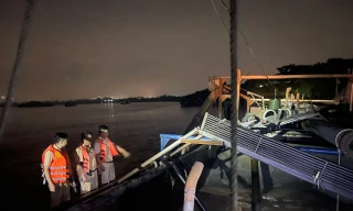 Bị cảnh sát kiểm tra, tàu chở cát trái phép bỏ chạy để hủy chứng cứ