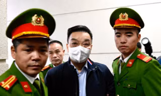 Bị cáo Chu Ngọc Anh nói 'đau xót' khi nhận quà của Phan Quốc Việt