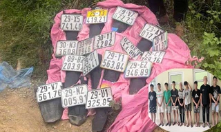 Hà Nội: Nhiều người đi đường bị tấn công, cướp biển số xe máy 