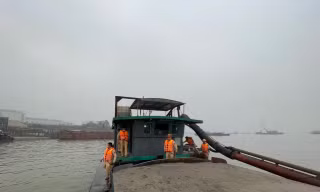 Cát tặc trên sông Hồng ‘30 phút hút đầy cát 2 khoang tàu’