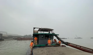 Cát tặc trên sông Hồng ‘30 phút hút đầy cát 2 khoang tàu’