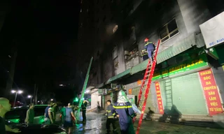 Hà Nội: Căn hộ chung cư bốc cháy ngùn ngụt trong đêm 