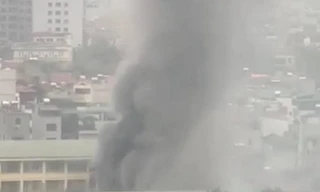 Hà Nội: Cháy phòng hiệu phó trường THCS Văn Quán, khói đen bốc cao nghi ngút