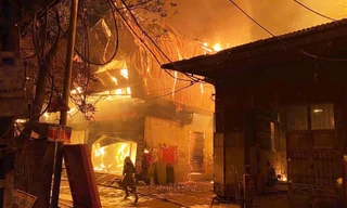 Hà Nội: Lửa bao trùm nhiều nhà xưởng, cửa hàng đồ gỗ ở Thạch Thất