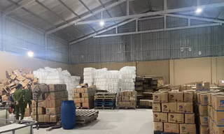 Triệt phá xưởng sản xuất nước giặt giả quy mô cực lớn ở Hà Nội 
