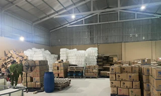 Triệt phá xưởng sản xuất nước giặt giả quy mô cực lớn ở Hà Nội 