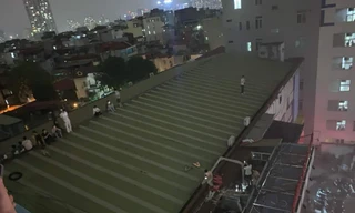 Cháy tòa nhà cao tầng trên đường Láng, nhiều người trèo lên nóc nhà thoát thân