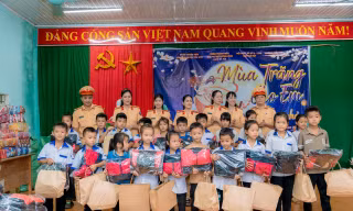 CSGT Hà Nội tặng hàng trăm phần quà cho học sinh vùng cao bị cô lập sau bão lũ