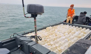 Lực lượng CSGT phối hợp bắt giữu tàu chở 250 can xăng không rõ nguồn gốc